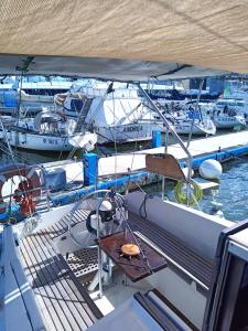 einen Tisch auf der Rückseite eines Bootes im Wasser in der Unterkunft Bed & boat brezza del mare in Viareggio