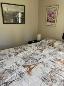 uma cama com uma colcha num quarto em Friendly one bedroom with full kitchen and bath em Renton