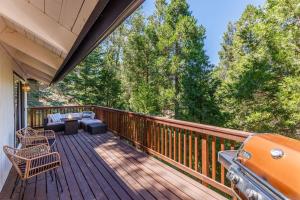 En balkon eller terrasse på Pet Friendly Treetop Cabin w/Deck & Forest Views