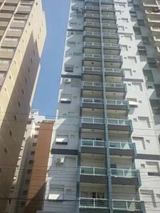 un edificio alto con ventanas laterales en Apartamento em Santos, en Santos