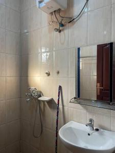 La salle de bains est pourvue d'une douche, d'un lavabo et d'un miroir. dans l'établissement Calm Haven: Your Private Retreat, à Kira
