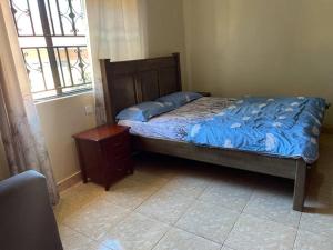 Kira的住宿－Calm Haven: Your Private Retreat，一间卧室配有一张带蓝色床单的床和一扇窗户。