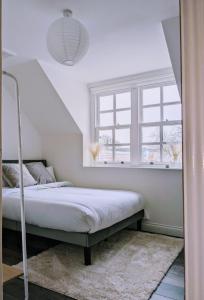 a bedroom with a bed and a window at Sterling Stylish 2 bedroom Central Modern Apartment in Darlington