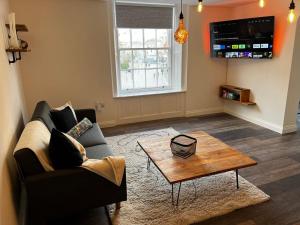 Televisyen dan/atau pusat hiburan di Sterling Stylish 2 bedroom Central Modern Apartment