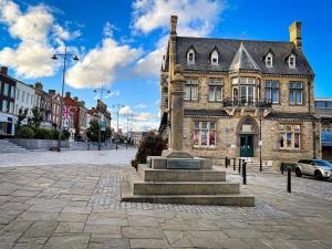 a building with a statue in front of it at Sterling Stylish 2 bedroom Central Modern Apartment in Darlington