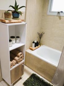 a bathroom with a bath tub and a sink at ESTEPA CHIMEN in Río Gallegos