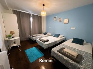 drie bedden in een kamer met blauwe muren bij Invited to Porto in Porto