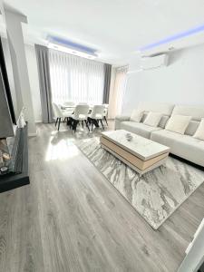 ein Wohnzimmer mit Sofa und Tisch in der Unterkunft APARTAMENTO LUXURY in Madrid