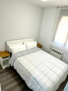 uma cama num quarto com uma janela e uma cama sidx sidx em APARTAMENTO LUXURY em Madri