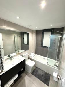 ein Badezimmer mit Waschbecken, Toilette und Dusche in der Unterkunft APARTAMENTO LUXURY in Madrid