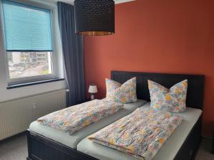 dos camas sentadas una al lado de la otra en un dormitorio en Apartment - Gästewohnung - Unterkunft Monteure, en Chemnitz