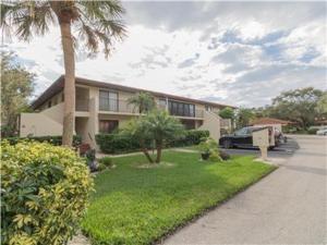 een huis met een auto ervoor geparkeerd bij Sun Eagle Condo! Cozy condo with workspace and community pool! in Bradenton