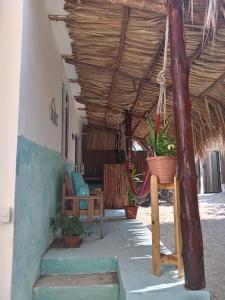 eine Terrasse mit einem Tisch, Stühlen und einem Baum in der Unterkunft El Puente in El Paredón Buena Vista