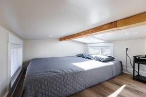a bedroom with a bed and a piano at Una Vita in Apple Valley