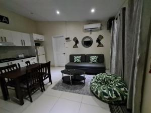 uma sala de estar com um sofá e uma mesa em New Door Apartments em Nadi