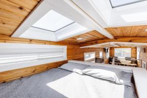 ein Schlafzimmer mit einem großen Bett und einem Dachfenster in der Unterkunft Harrington Tiny House in Apple Valley