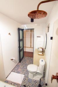a bathroom with a toilet and a shower at Guaduas de Jade Casa campestre in La Mesa +41 photos