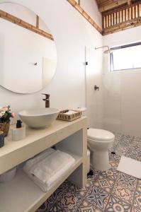 a bathroom with a sink and a toilet at Guaduas de Jade Casa campestre in La Mesa