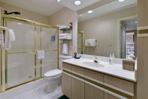 ein Bad mit einem Waschbecken, einer Dusche und einem WC in der Unterkunft Gorgeous Condos at Thousand Hills - Heart of Branson - Spacious and Affordable in Branson