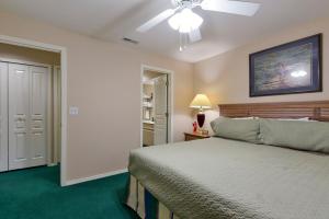 1 dormitorio con 1 cama y ventilador de techo en Gorgeous Condos at Thousand Hills - Heart of Branson - Spacious and Affordable en Branson