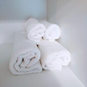 a pile of white towels sitting on a counter at Avenida Premium: Confort y Vistas Excepcionales in San Salvador de Jujuy