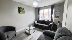 sala de estar con sofá y 2 sillas en 293 Holiday Home en Belfast