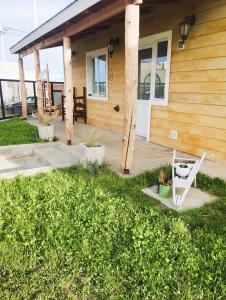 un porche de una casa con una silla blanca en ESTEPA CHIMEN, en Río Gallegos