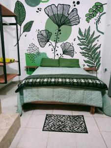 Bett in einem Zimmer mit einer Wand mit Pflanzen in der Unterkunft Calli Cintli in Tepoztlán