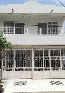 un edificio blanco con muchas ventanas en Acogedor Apartaestudio cerca al aeropuerto, en Cúcuta