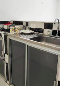- une cuisine avec un évier et un comptoir dans l'établissement Acogedor Apartaestudio cerca al aeropuerto, à Cúcuta