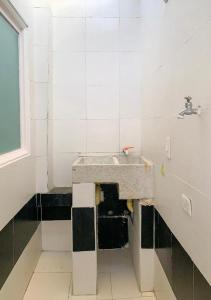 baño con lavabo en una habitación en Acogedor Apartaestudio cerca al aeropuerto, en Cúcuta