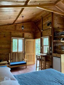 a bedroom with a bed and a table in a cabin at Hotel en Finca Chijul, reserva natural privada in San Juan Chamelco