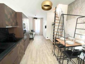 uma cozinha com uma escada em espiral num quarto em Appartement Esprit Industriel em Gentilly