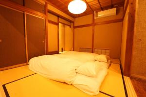 duże białe łóżko w pokoju w obiekcie RIKKA BABA NI w mieście Takayama
