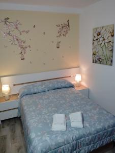 a bedroom with a bed with two towels on it at Apartamentos nova de abaixo 3 in Pontevedra