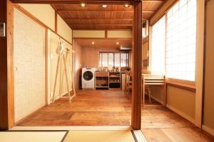 przedpokój z kuchnią i salonem w obiekcie RIKKA BABA NI w mieście Takayama