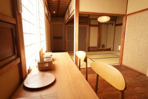 jadalnia ze stołem i krzesłami oraz pokój w obiekcie RIKKA BABA NI w mieście Takayama