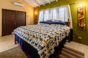 Postel nebo postele na pokoji v ubytování Beach House In Crown Point- walk to the beach + 27 fotografií