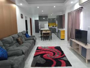 un soggiorno con divano e TV e una cucina di Pacific Apartment a Suva