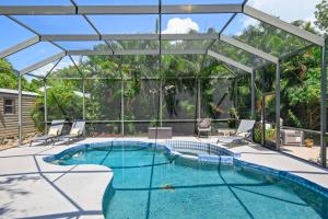 una piscina con pérgola junto a una casa en Ville Villekulla! Private pool home near Historic Palmetto!, en Palmetto