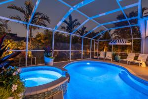 Bazén v ubytování Twin Palms Oasis! Modern, with heated pool and game room! nebo v jeho okolí