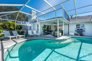 Bazén v ubytování Twin Palms Oasis! Modern, with heated pool and game room! nebo v jeho okolí