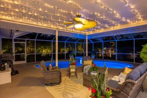 Bazén v ubytování Twin Palms Oasis! Modern, with heated pool and game room! nebo v jeho okolí