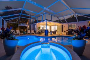 Bazén v ubytování Twin Palms Oasis! Modern, with heated pool and game room! nebo v jeho okolí