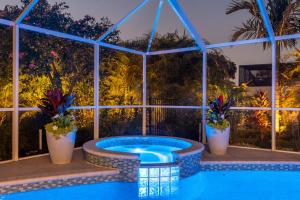 Bazén v ubytování Twin Palms Oasis! Modern, with heated pool and game room! nebo v jeho okolí