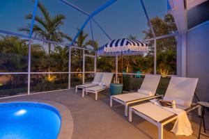 Bazén v ubytování Twin Palms Oasis! Modern, with heated pool and game room! nebo v jeho okolí
