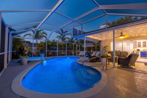 Bazén v ubytování Twin Palms Oasis! Modern, with heated pool and game room! nebo v jeho okolí