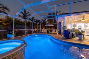 Bazén v ubytování Twin Palms Oasis! Modern, with heated pool and game room! nebo v jeho okolí