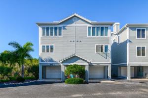 duży apartamentowiec z dwoma garażami w obiekcie The Tree House! Beautiful townhome in Longboat Key with great amenities surrounded by nature! w mieście Longboat Key
