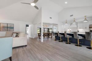 Foto dalla galleria di Tropical Tranquility! Luxury pool home with lakefront view just minutes from the beach! a Bradenton
